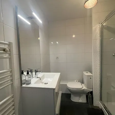 Appartement & Cosy, Charcot- Wifi - Lave Linge - Balcon - Parking Lyon